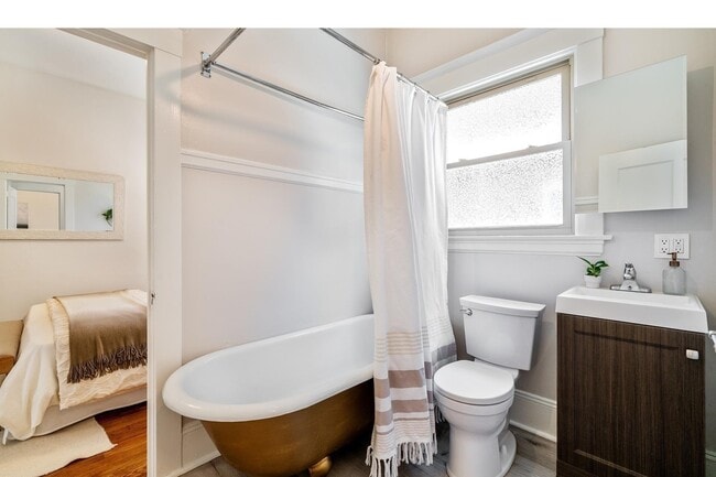 Photo - 684 Apgar St