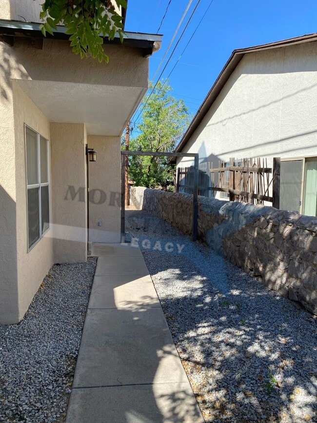 Photo - 2 bed townhouse w/garage and enclosed yard!