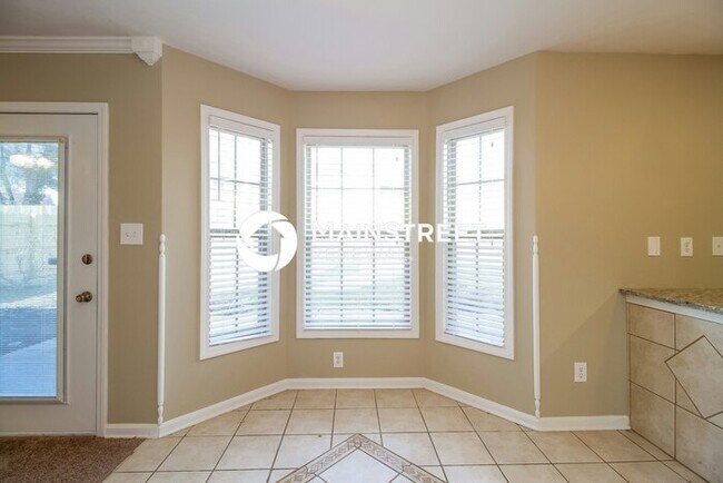 Photo - 4 Bedroom Pet-Friendly Home in Louisville, KY with Main Street Renewal