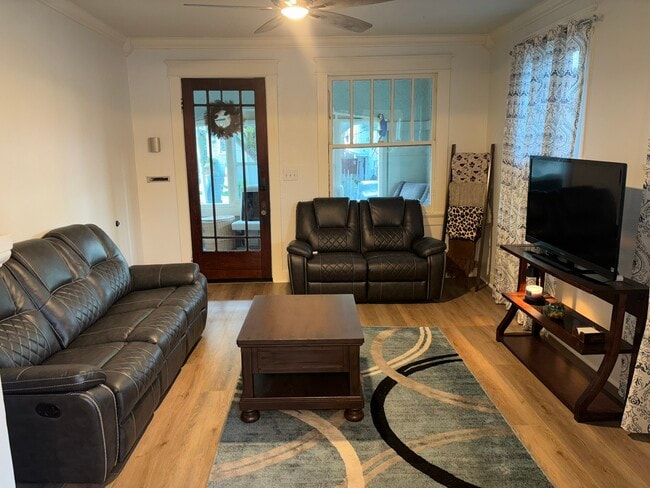 Photo - 2427 Peniston St