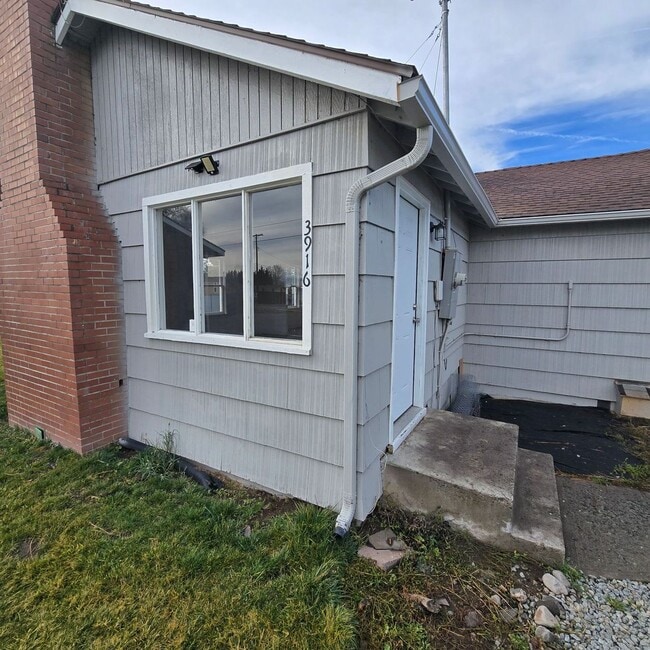 Building Photo - 3916 Homedale Rd