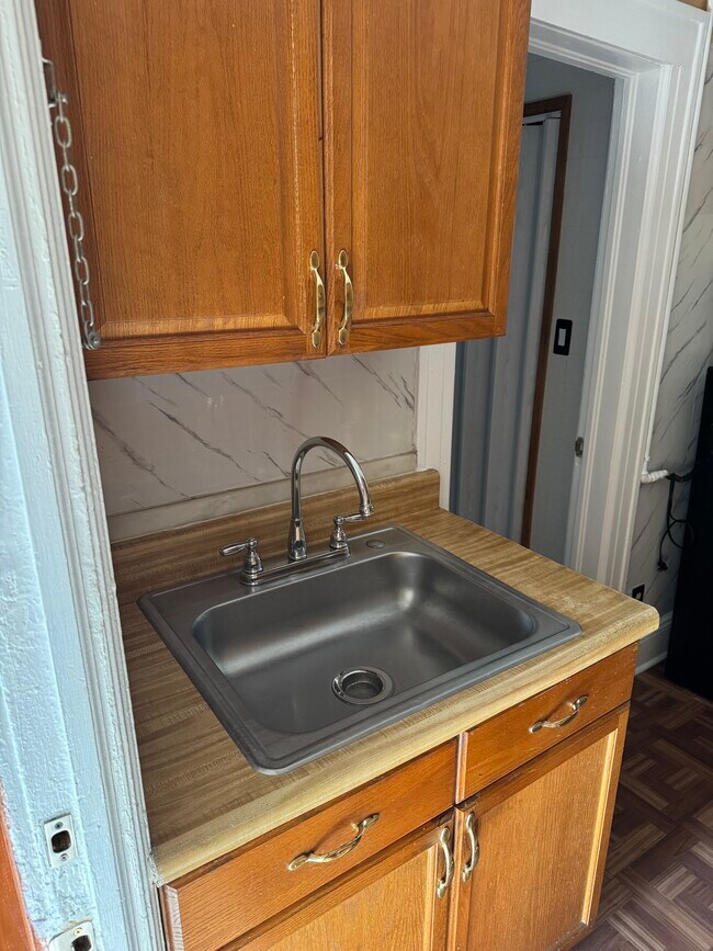 Kitchen - 476 E 33rd St Unit 476