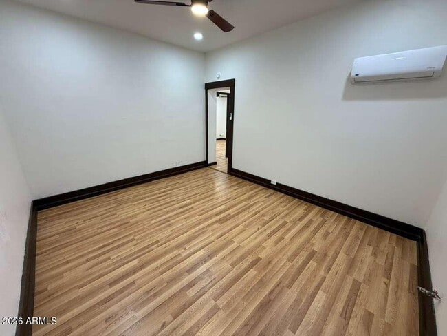 Building Photo - 860 E 13th St Unit Apt 2