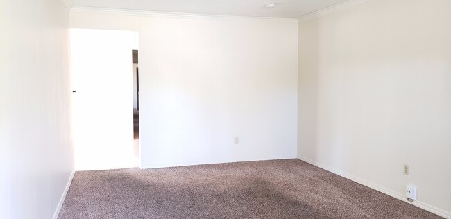 Building Photo - Affordable 3 Bedroom Duplex in Sparks! Rental
