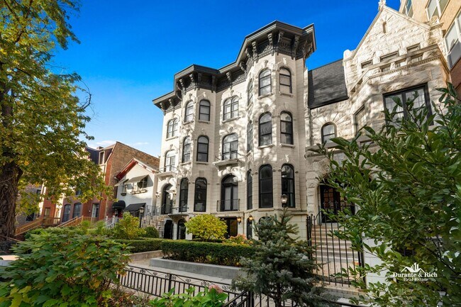 Building Photo - Luxurious Fully Furnished Penthouse Retreat in the Heart of Chicago's Desirable Near West Side