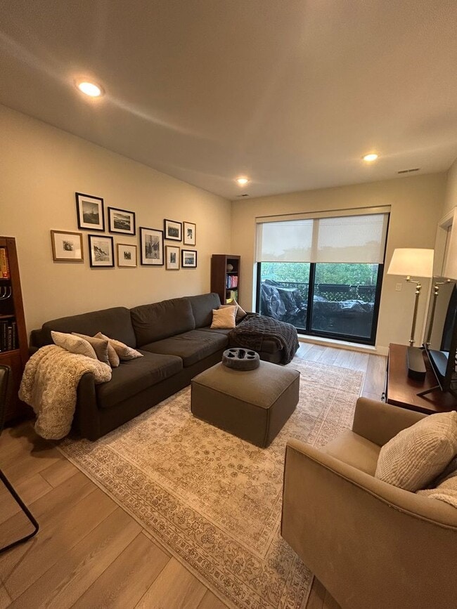 Photo - 1646 W Belmont Ave Unit #304