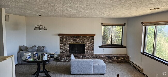 Building Photo - 2 Bed 1 Bath Daylight Basement property. P... Unit B Rental