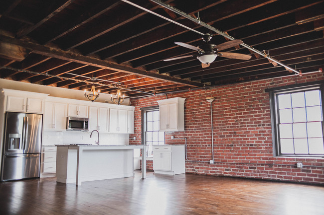 Building Photo - 1200 Commerce St Unit 4 Rental