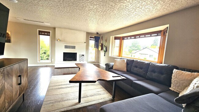 Photo - 2521 NE 47th St