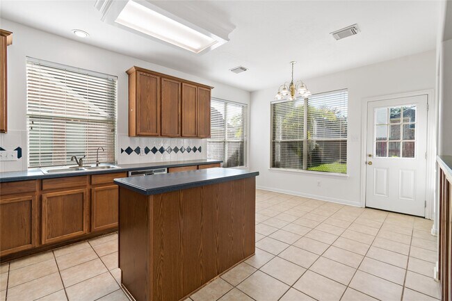 Building Photo - 3326 Lakeway Ln