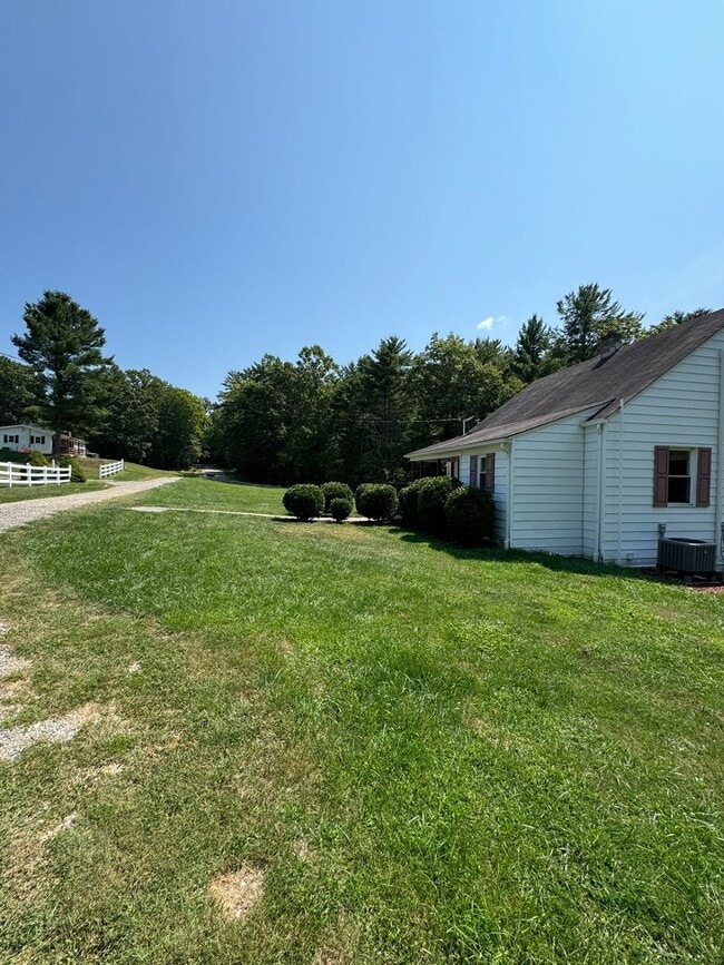 Photo - Quaint Country Cottage On Large Lot Near D...