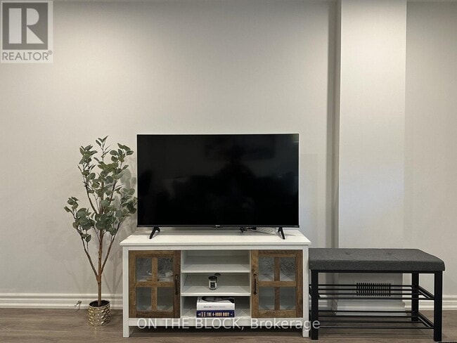 Photo - 49 Leslie St