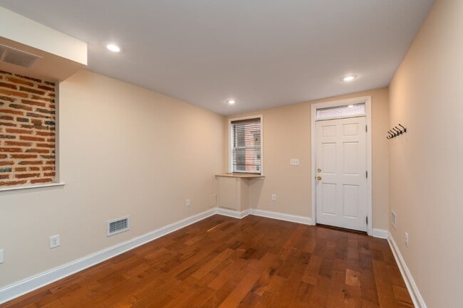 Photo - 104 S Chapel St