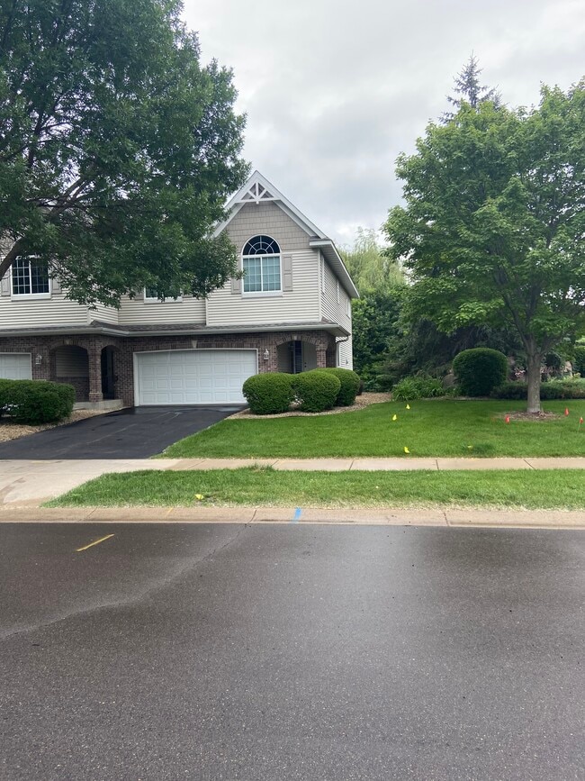 Beautiful End Unit - 3735 Fox Tail Trl NW Rental