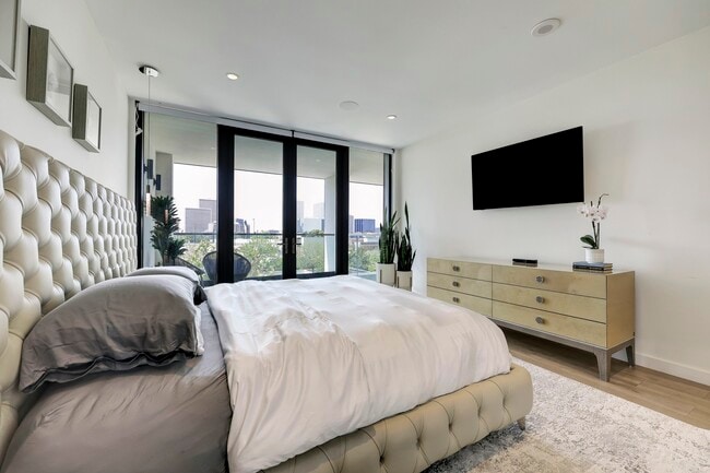 Building Photo - 3433 Westheimer Rd Unit 206 Rental