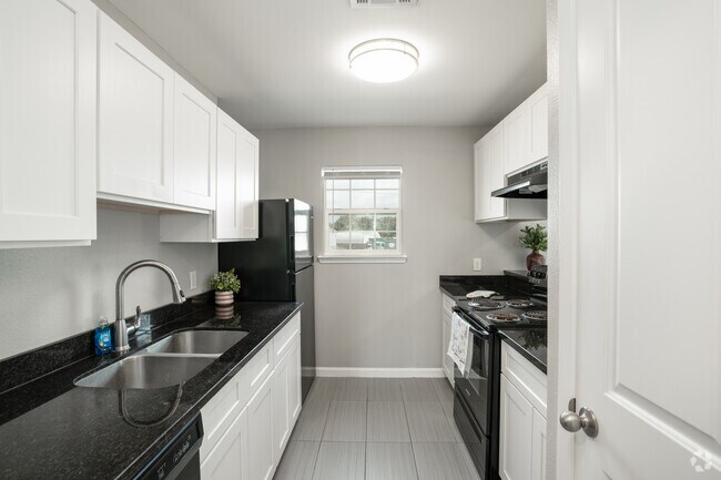 1BR, 1BA - 650SF - Kitchen - St. Laurent Apartments
