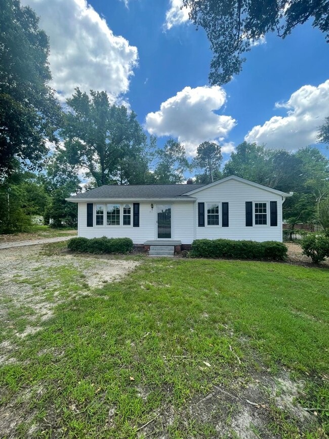 Building Photo - 3 Bedroom 1 Bath Ranch Close to 385 Green... Rental