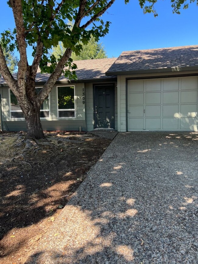 Photo - 1309 SW Hilary St Casa