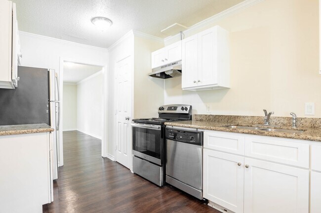 Building Photo - 1960 Camelot St Unit Regency