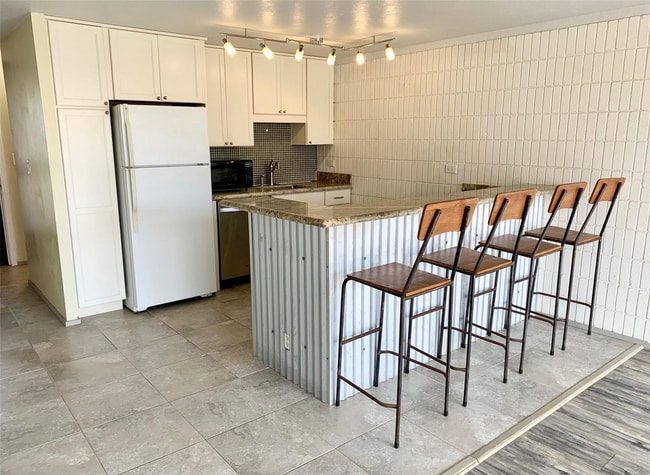 Building Photo - 68-55 Akule St Rental