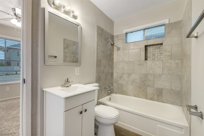 Building Photo - 1512 Broadmoor Dr Unit B