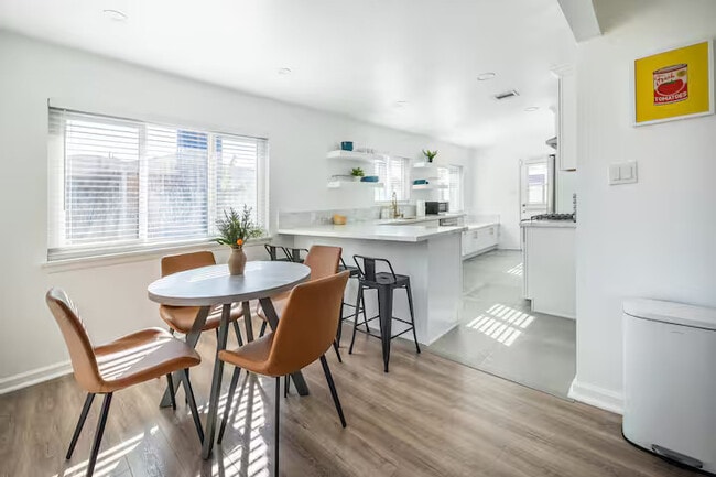 Photo - 3538 Roslyn St