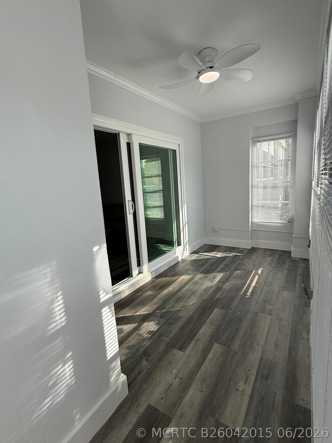 Building Photo - 2121 NE 42nd Ct Unit 103c
