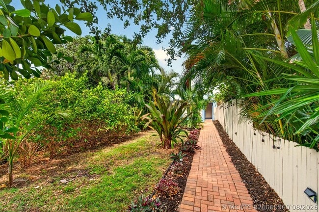 Photo - 227 N M St