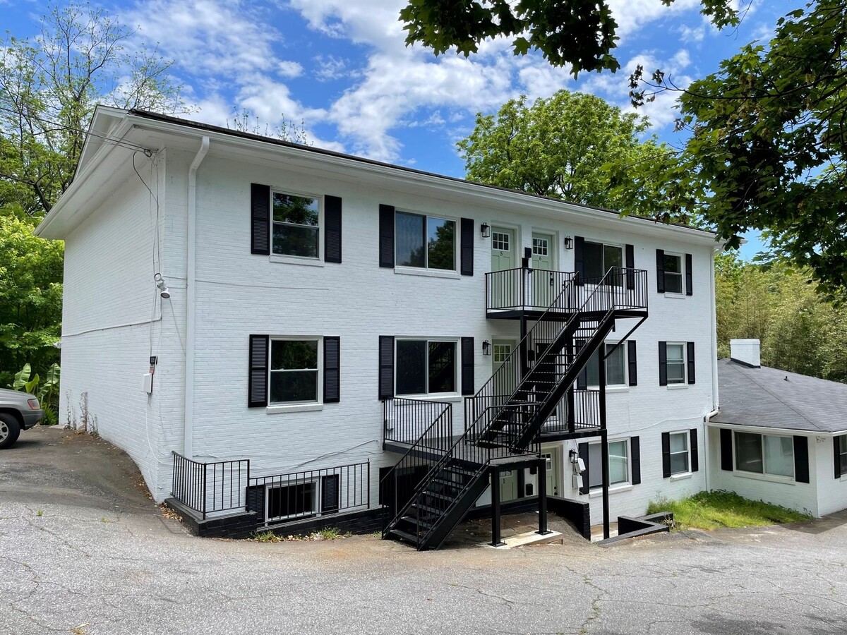 Photo - 1121 West End Blvd