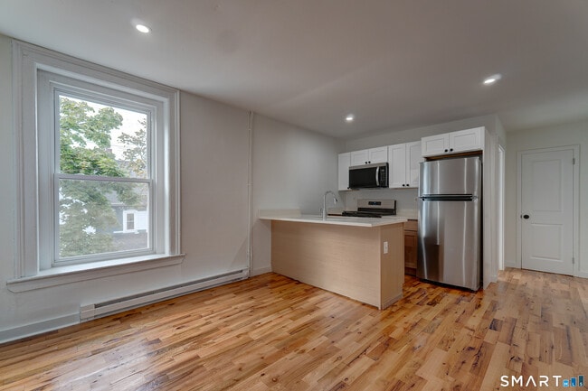 Building Photo - 522 Elm St Unit 8