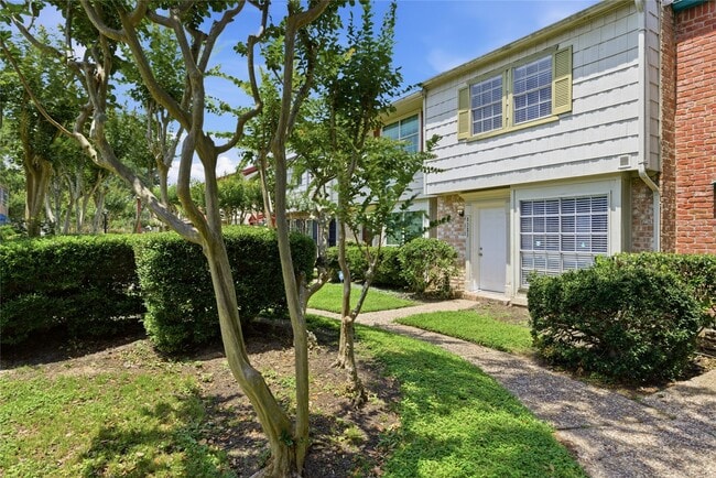 Photo - 8321 Nairn St