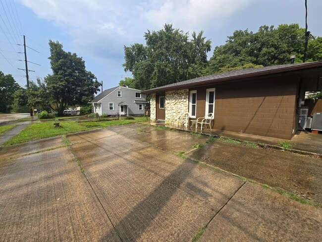 Photo - 811 Marvin St