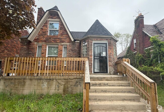 Building Photo - Renovated 3-Bedroom Home – We Welcome Sect...