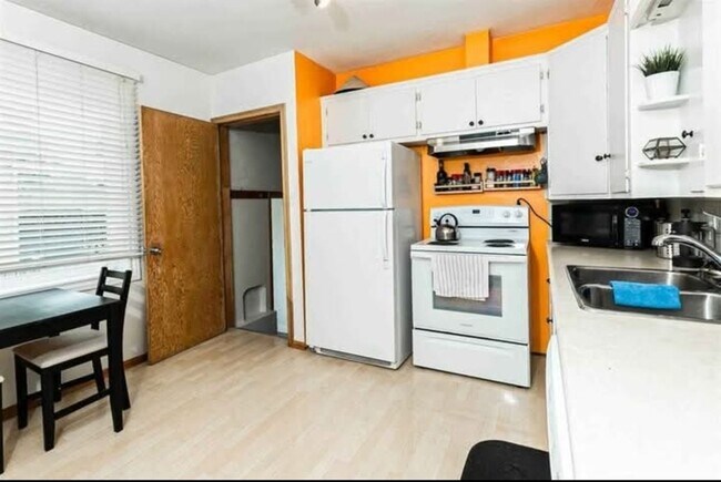 Photo - 9811-9869 69 Ave NW