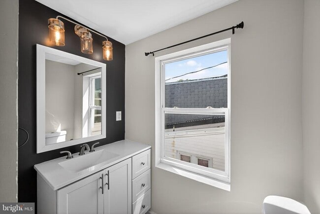 Photo - 153 N Queen St