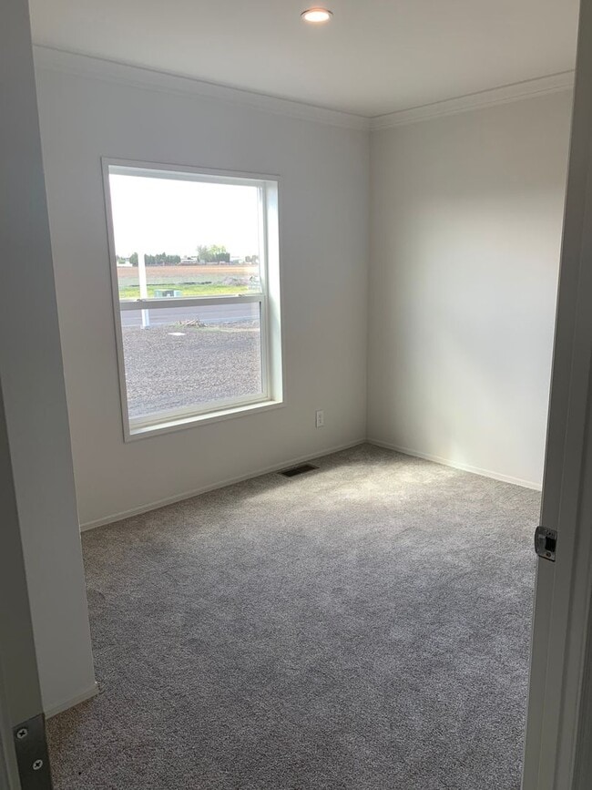 Photo - 3 Bedroom 2 Bathroom Charming Home for Ren...