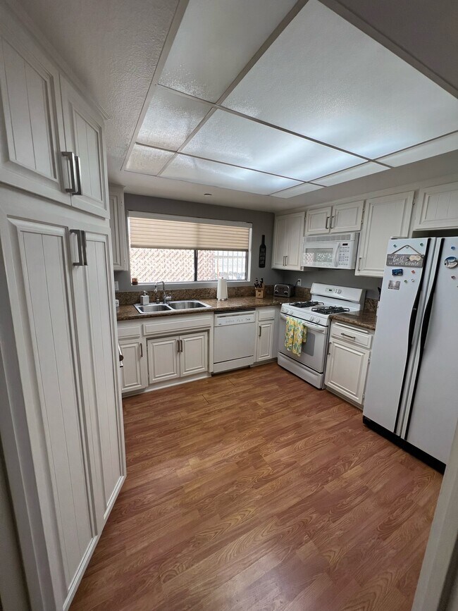 Kitchen - 11953 Goshen Ave Unidad 4