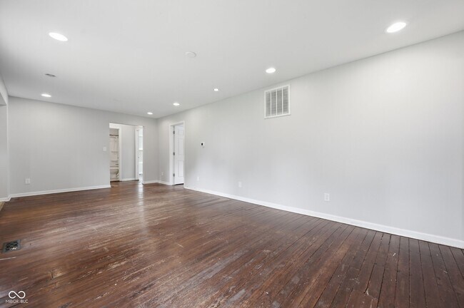 Photo - 560 E Highland St
