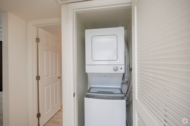 2BR, 2BA - 925SF - In-Home Washer & Dryer