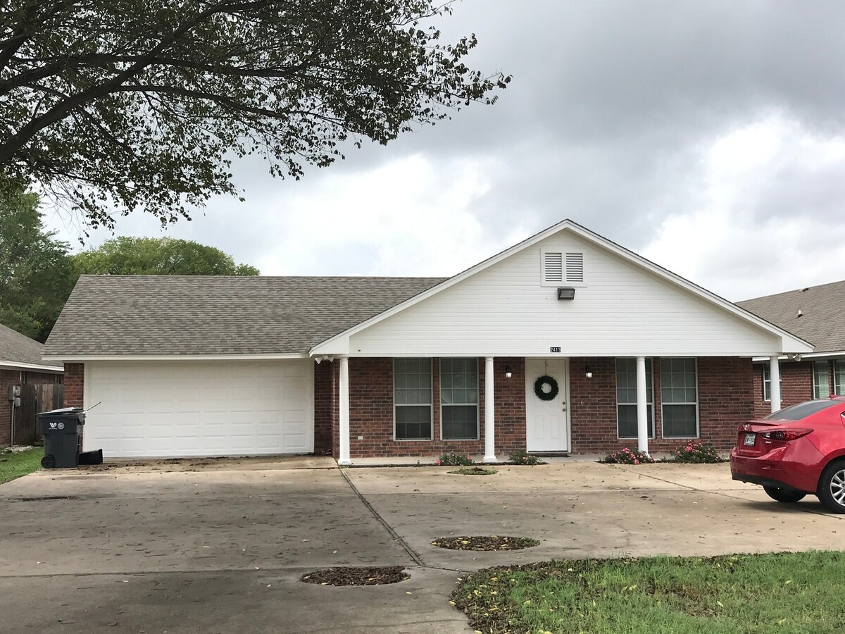 Spacious 4/4 House with Yard in the Baylor... - Spacious 4/4 House with Yard in the Baylor...