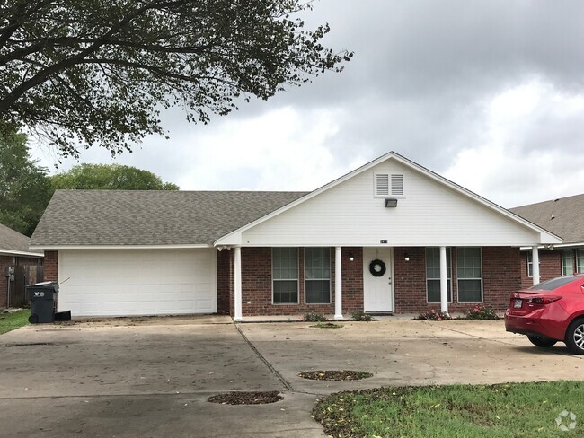 Building Photo - Spacious 4/4 House with Yard in the Baylor...