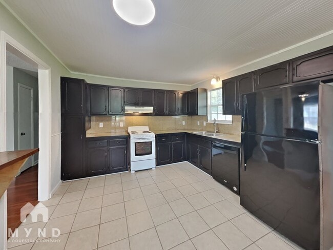 Photo - 1104 Oak Blvd