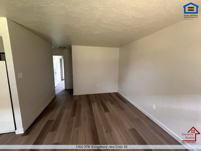 Photo - 1502 NW Kingsbury Ave