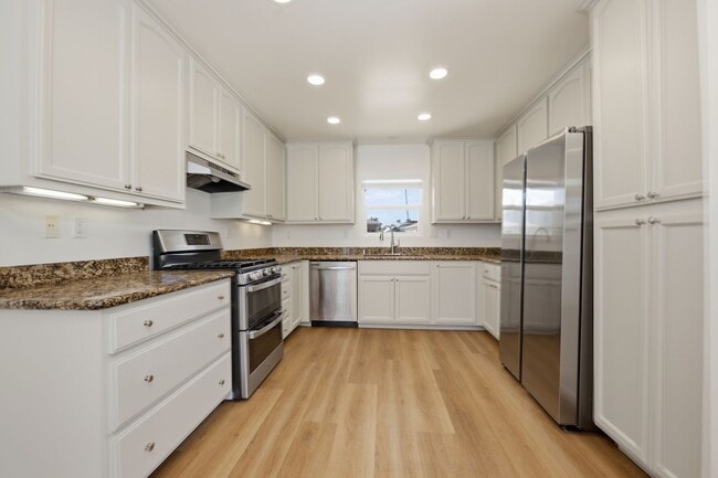 Photo - Spacious private backyard!