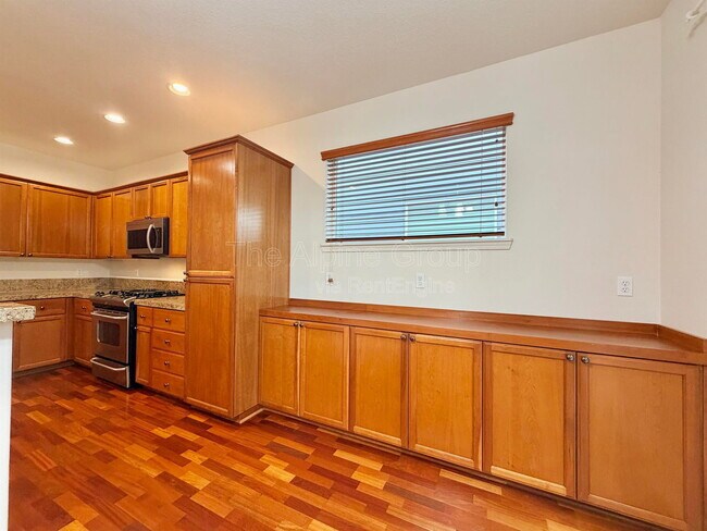 Photo - 958 SE Roundelay St