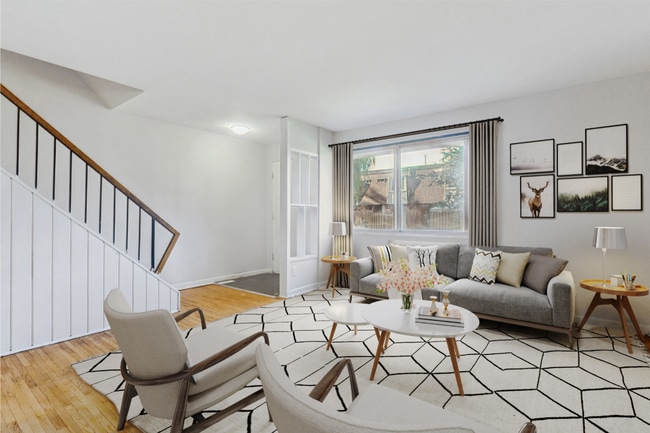 Photo - 1560 Bloor St