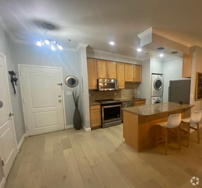 Building Photo - Spacious 1-bedroom, 1-bath condo Unit 1