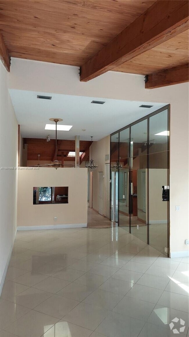 Building Photo - 2675 Parkview Dr S Rental