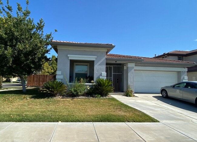 Building Photo - Beautiful Single Story 3 Bedroom 2 Bath! WITH SOLAR!