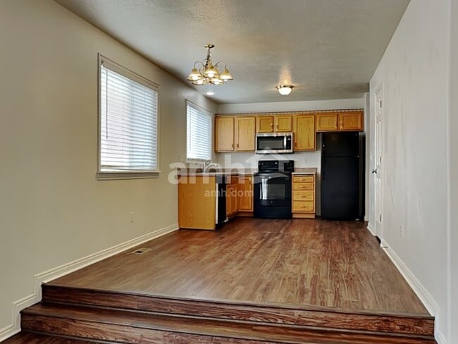 Photo - 468 E 1480 N